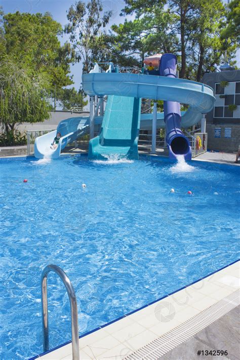 Groot Zwembad Met Glijbanen Onder Blauwe Zomer Lucht Pijnbomen Op Stockfoto Crushpixel