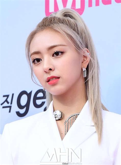 Itzys Yuna Takes Everyones Breath Away With Her Beauty At The 2019 Mgmas