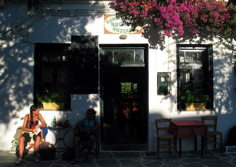 Τότε, για πρώτη φορά έφταναν στο νησί τροφοσυλέκτες για πρόσκαιρη διαμονή μέσω της θάλασσας. ΜΕΛΙΣΣΑ - ΓΑΡΥΦΑΛΙΑ ΕΜΜΑΝΟΥΗΛ ΒΕΝΙΕΡΗ - ΦΟΛΕΓΑΝΔΡΟΣ