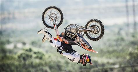 15 Pics Of Motorcycle Stunts That Defy The Laws Of Physics