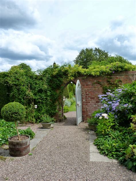 Der wollerton hall garden ist ein formaler, moderner garten vor einer geschichtsträchtigen kulisse. Second Hand Rose: Wollerton Old Hall Garden.