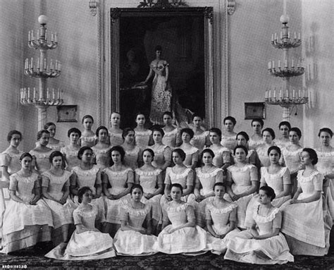 Выпускницы Смольного института благородных девиц 1917