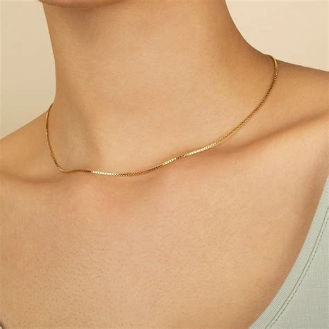 Pin By Νίκη Αποστολοπούλου On Girl In 2020 Thin Chain Necklace Gold