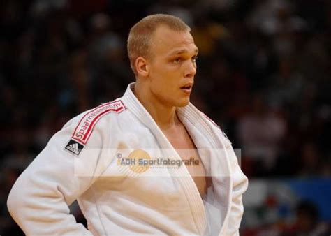 I přes tento handicap svoji juniorskou přípravu zaměřil na boj na zemi, ve kterém se postupně vypracoval mezi absolutní světovou špičku. JudoInside - Henk Grol Judoka