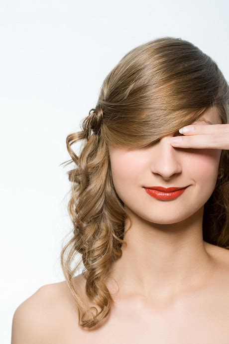Try one of these super easy hairstyles for long hair! Quick and easy hairstyles for long curly hair