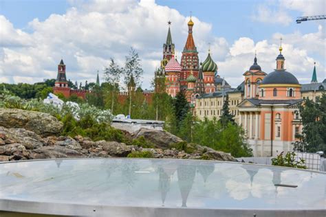 Zaryadye park is a landscape urban park located adjacent to red square in moscow, russia, on the site of the former rossiya hotel. Парк «Зарядье» - подарок Москве на юбилей