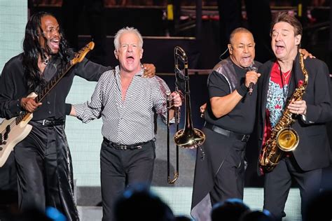 The Source Earth Wind And Fire And Chicago Rocks The United Center On