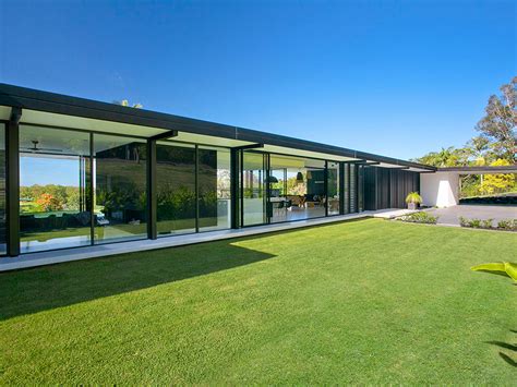 Modernist Glass House In Noosa