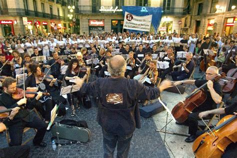 la orquesta y coro del liceo en la plaza de sant jaume cataluña el paÍs