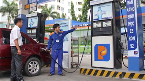 Theo điều chỉnh giá xăng dầu hôm nay, 26/8 của liên bộ, xăng e5 ron92 giảm 607 đồng/l so với giá hiện hành, giá bán ra từ 15h hôm nay không cao hơn 19.891 đồng/l. Tin tức giá xăng dầu mới nhất hôm nay 17/3: Rơi chạm đáy