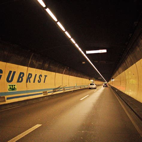 Inclusief passage gubristtunnel en een blik op de werkzaamheden daar. Nordumfahrung Zürich: Gewerbehaus Gubrist vor Abriss ...