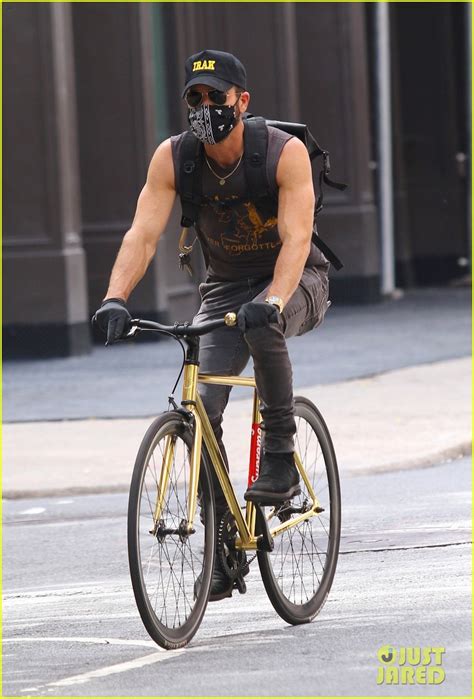 Full Sized Photo Of Justin Theroux Shows Off His Arms On A Bike Ride 03