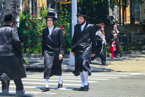 Judíos Ortodoxos Vestidos Con Ropa Especial En Shabat Williamsburg