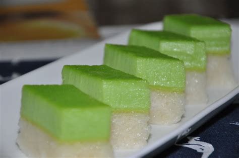 Seri muka is a malaysian steamed layer cake (kuih) which consist of a glutinous rice (thai sweet rice kuih means cakes in malay. Dapur Itu Dunia Ku: PULUT SEKAYA atau, SERI MUKA ...