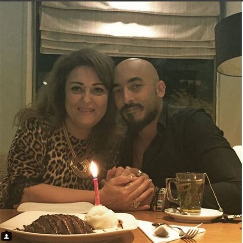 علقت الفنانة نهال عنبر، عضو مجلس نقابة المهن التمثيلية، على الأزمة الصحية للفنان شريف الدسوقي، مؤكدة أن النقابة تدخلت فور تعرضه لأزمته الصحية. نهال عنبر تزوجت 3 مرات.. وابنها فنان شهير.. صور نادرة من ...
