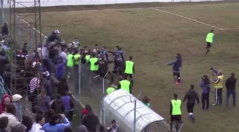 Futbolistas Se Agarraron A Golpes En La Cancha Y Un Hincha Les Tocó La