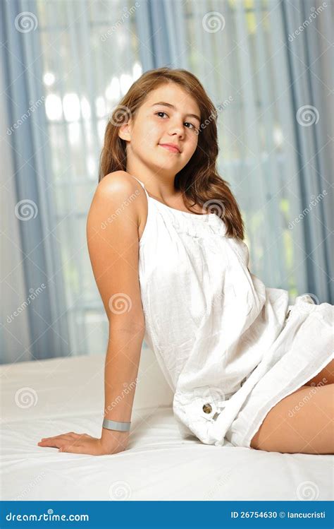 美丽的青少年的女孩在家空白礼服的 库存照片 图片 包括有 典雅 头发 礼服 长沙发 白种人 方式 26754630
