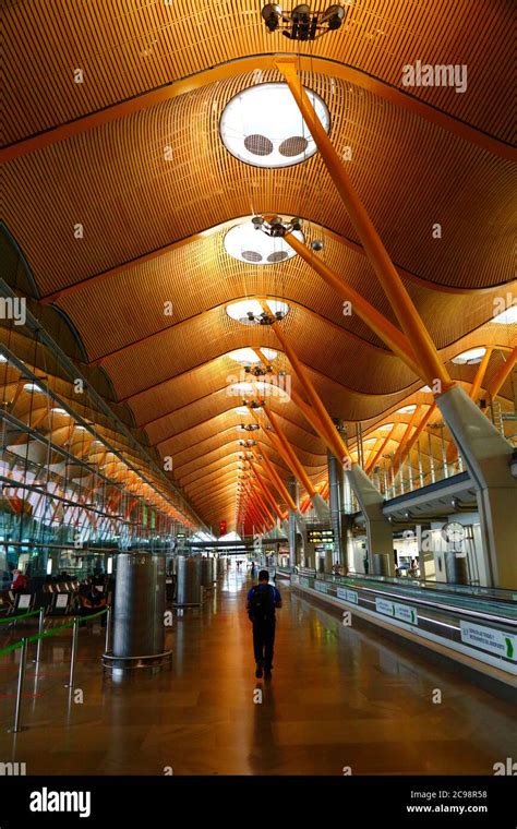 Terminal 4s Madrid Airport Hi Res Stock Photography And Images Alamy