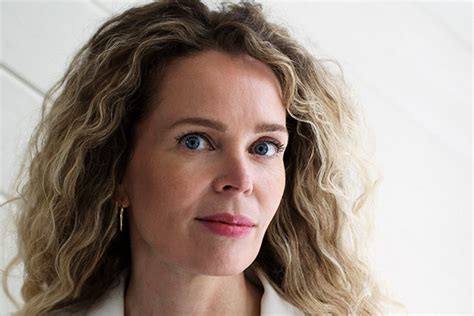 Jurist en publicist roxane van iperen (42) schreef een boek over haar villa in het gooi, waar twee joodse zussen uit amsterdam in de tweede wereldo. Roxane van Iperen: 'Juristen moeten weer durven nadenken' - Mr. Online