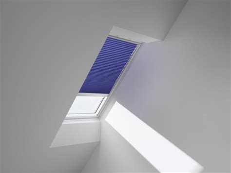 Le guide pratique et professionnel sur les fenêtres de votre habitation, nos l'innovation est également au coeur du sujet : Store plissé électrique FML pour fenêtre de toit CK02 ...