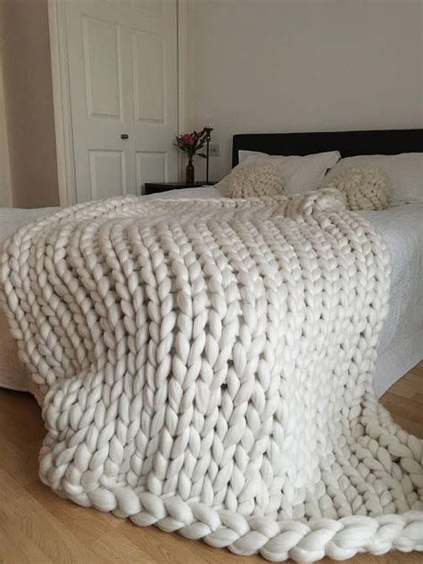 We knit our blankets by hand and use only fine merino sheep wool. Chunky knit blanket, white blanket, chunky knit, chunky ...