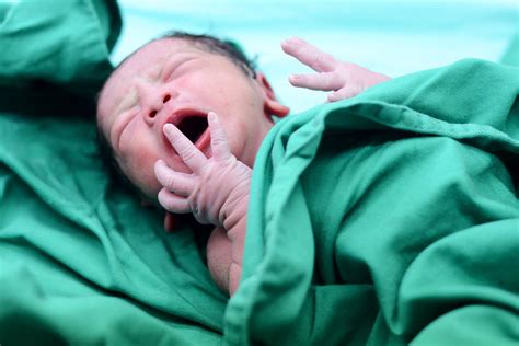 ¿por Qué No Debemos Limpiar La Sustancia Que Cubre El Bebé Al Nacer