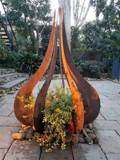 Modern Outdoor Metal Garden Art Ideas09 Metal Garden Art Metal Sculptures Garden Garden Art