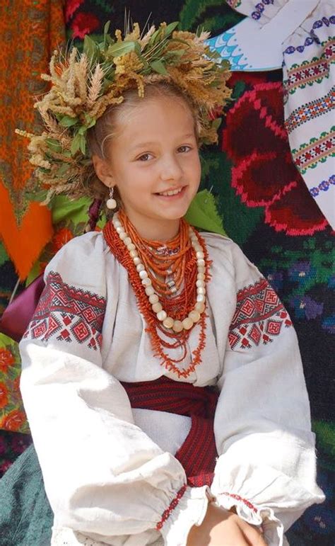 Oekraïne is lange tijd een wereldwijde graanschuur geweest vanwege de uitgestrekte, vruchtbare landbouwgronden. #Ukrainian #embroidery Ukrainian #folk Ukrainian #girl ...