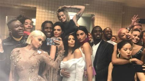 Kylie Jenner Broke The Met Gala S No Selfie Rule With A Bathroom