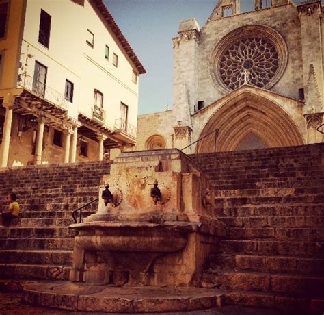 Последние твиты от carlos fuentes (@carlosfuentesof). Fonts escales de la Catedral. Parta Alta de Tarragona. // Fuentes de las escaleras de la ...