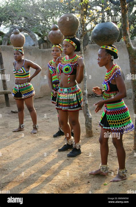 Zulu Mädchen Tragen Perlen Tracht Und Durchführung Töpfen Auf Ihre Köpfe Shakaland Zulu Dorf