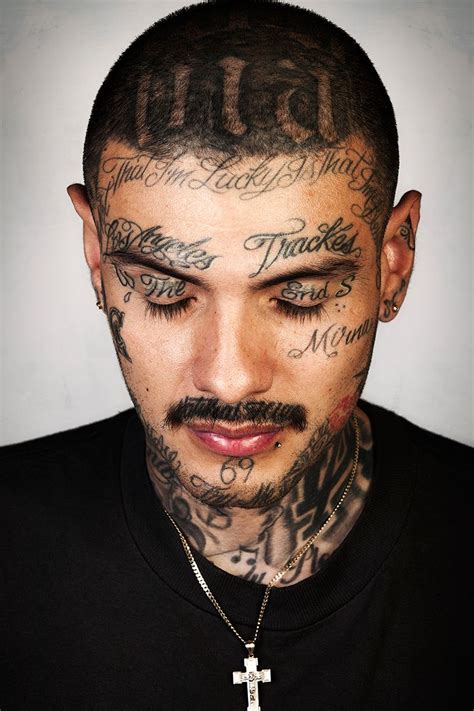 One former gang member who has horns tattooed on his head among other things felt like his tattoos began creating distance between him and his five the organization provides free gang tattoo removal for people who are done with gangbanging and need an opportunity to change their lives. Steven Burton efface les tatouages d'ex-membres de gangs ...
