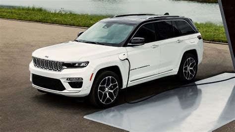 jeep cherokee xe debuts full details coming  august