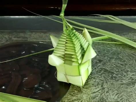 Dengan bentuk yang unik dan beragam jenis. Cara Mudah Membuat Aneka Ketupat