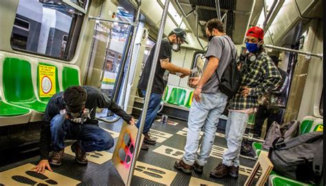 El metro de medellín cumple 20 años acercando la ciudad. Pintan huellas en el Metro de Medellín para que pasajeros mantengan distancia