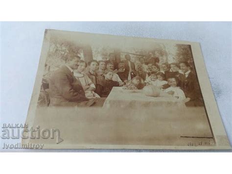 Снимка Мъже жени и деца на маса с продове 1912 Стари снимки Изделия от хартия balkanauction