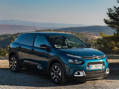 A principios de 2018 sale a la venta la versión renovada del citroën c4 cactus, que adopta un estilo muy similar al modelo lanzado hace cuatro años, pero que. Fotos de Citroen C4 Cactus 2018