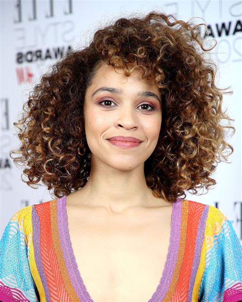 5 coiffures pour cheveux frisés à réaliser en 5 minutes (ou moins