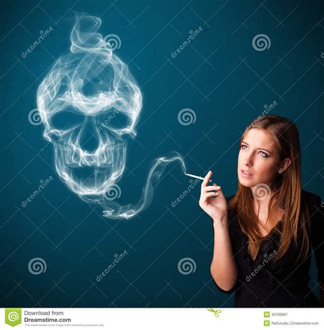 Молодая женщина куря опасную сигарету с токсическим дымом черепа Стоковое Изображение