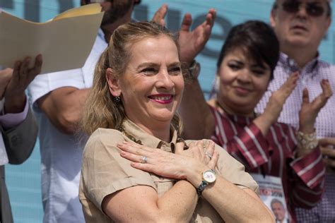 así es beatriz gutiérrez müller la esposa del presidente mexicano que no quiere ser primera