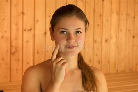 Junge Frau In Der Sauna Stockfoto Bild Von Rest Prozedur