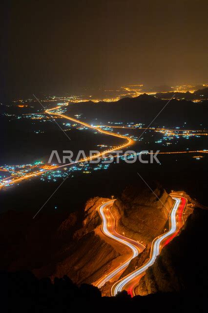 صورة ليلية من أعلى لمنطقة عقبة الهدا في الطائف بالمملكة العربية