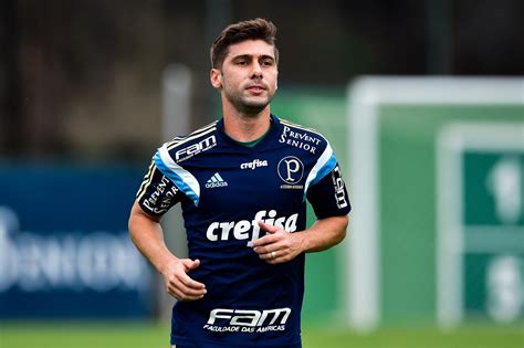 Os jogadores do palmeiras encontraram o campo do san lorenzo fechado e tiveram que se trocar no meio das ruas argentinas. Criciúma vai anunciar mais 3 jogadores do Palmeiras