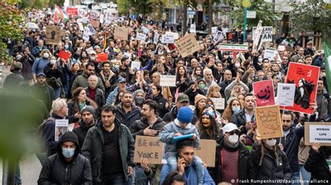 tausende protestieren in deutschland gegen regime in iran aktuell deutschland dw 01 10 2022