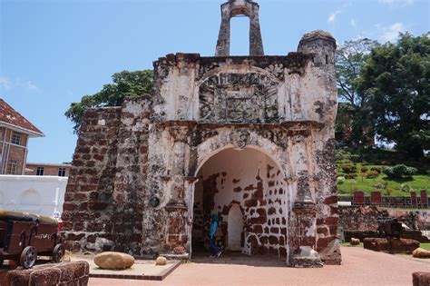 Pembinaan kota a famosa atau nama melayunya, kota yang termasyur ini pada masa itu banyak menggunakan buruh paksaan yang kebanyakannya pada 1795 & atas persetujuan dua pihak belanda & british, belanda terpaksa menyerahkan kota melaka secara sementara kepada british. SEJARAH KOTA A FAMOSA: September 2015