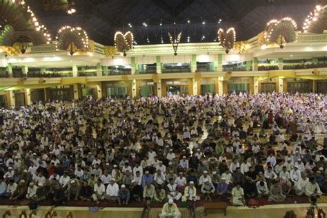 Sedangkan dua khutbah setelah shalat gerhana matahari atau bulan tidak dianjurkan takbir sebagaimana khutbah dua shalat id. JAKARTA ISLAMIC CENTRE GELAR FESTIVAL GERHANA BULAN TOTAL ...