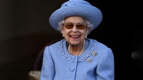 See Queen Elizabeth Rocking Sunglasses On Tour Of Scotland Parade