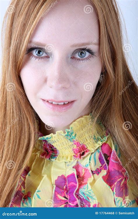 Retrato Novo Da Menina Do Redhead Foto De Stock Imagem De Perfeito