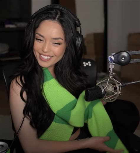 Rae Shows Off A Green Scarf She Found In The Living Room Rofflinetv