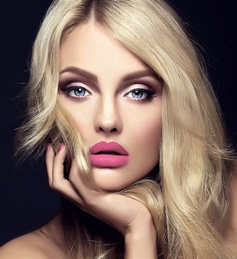 free photo sensual glamour portrait of beautiful blond woman model lady with bright makeup and